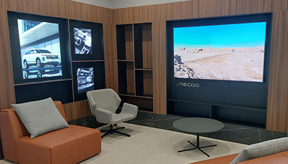 Monitory reklamowe w salonie samochodowym