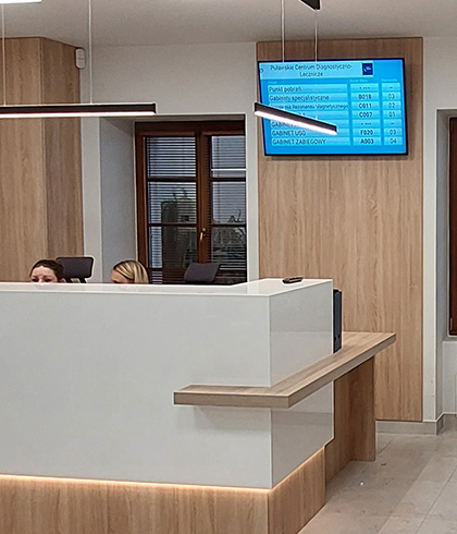 System-kolejkow-na recepcji-w-klinice-Promedio