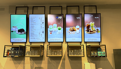 Monitory reklamowe w kawiarni Tchibo Wola Park