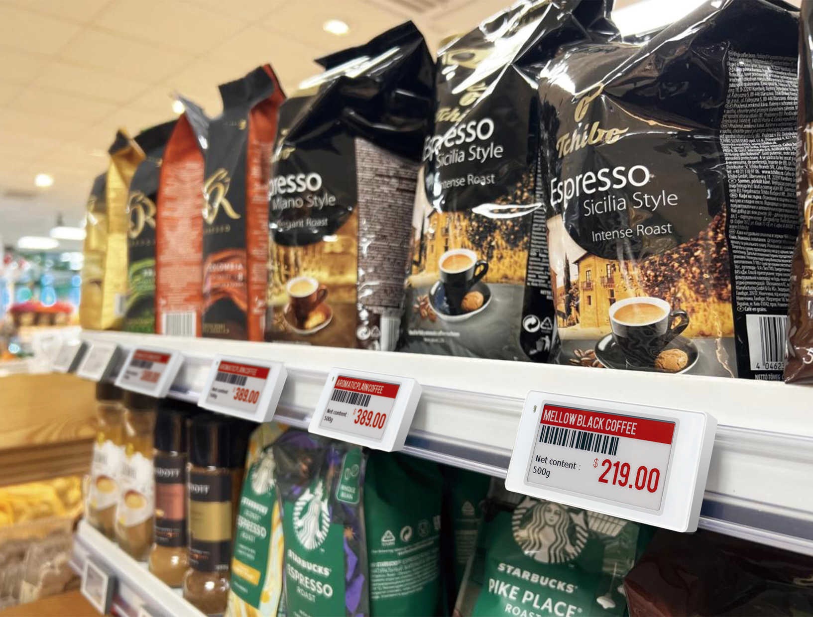 elektroniczne cenówki na półce z kawą