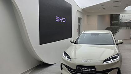 Ekran LED w salonie samochodowym